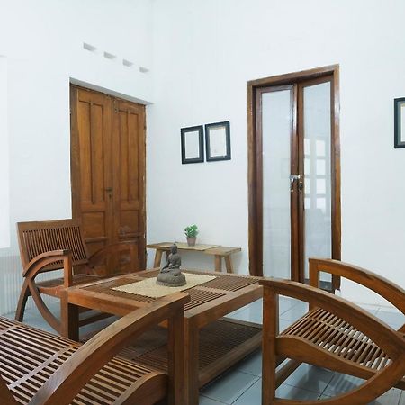 Отель Oyo 287 Rumah Eyang Near Rsud Kota Джокьякарта Экстерьер фото