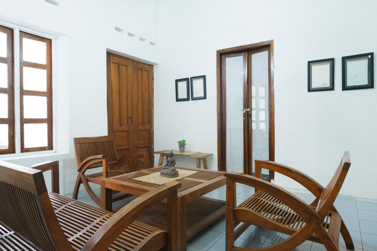 Отель Oyo 287 Rumah Eyang Near Rsud Kota Джокьякарта Экстерьер фото