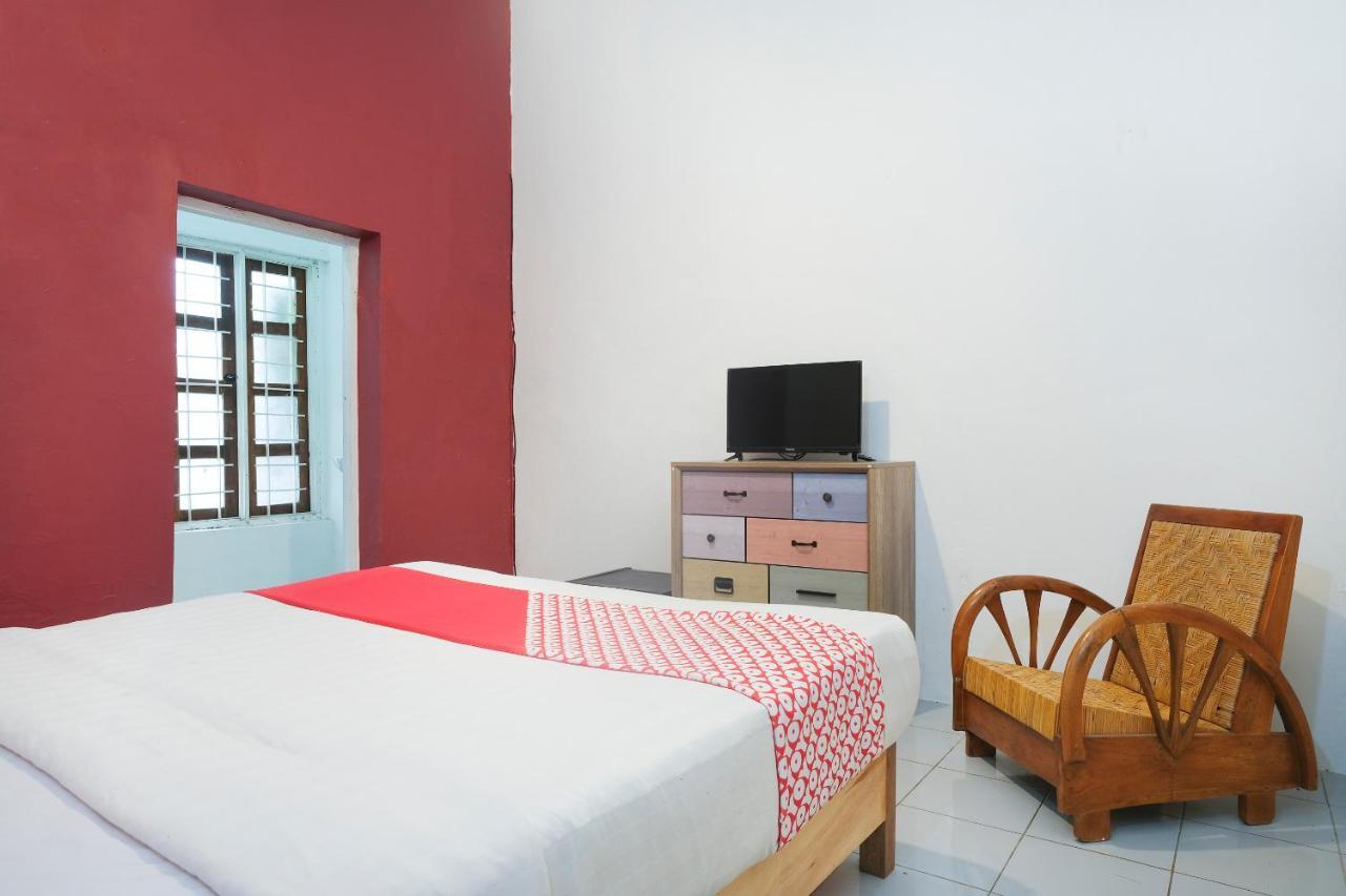 Отель Oyo 287 Rumah Eyang Near Rsud Kota Джокьякарта Экстерьер фото