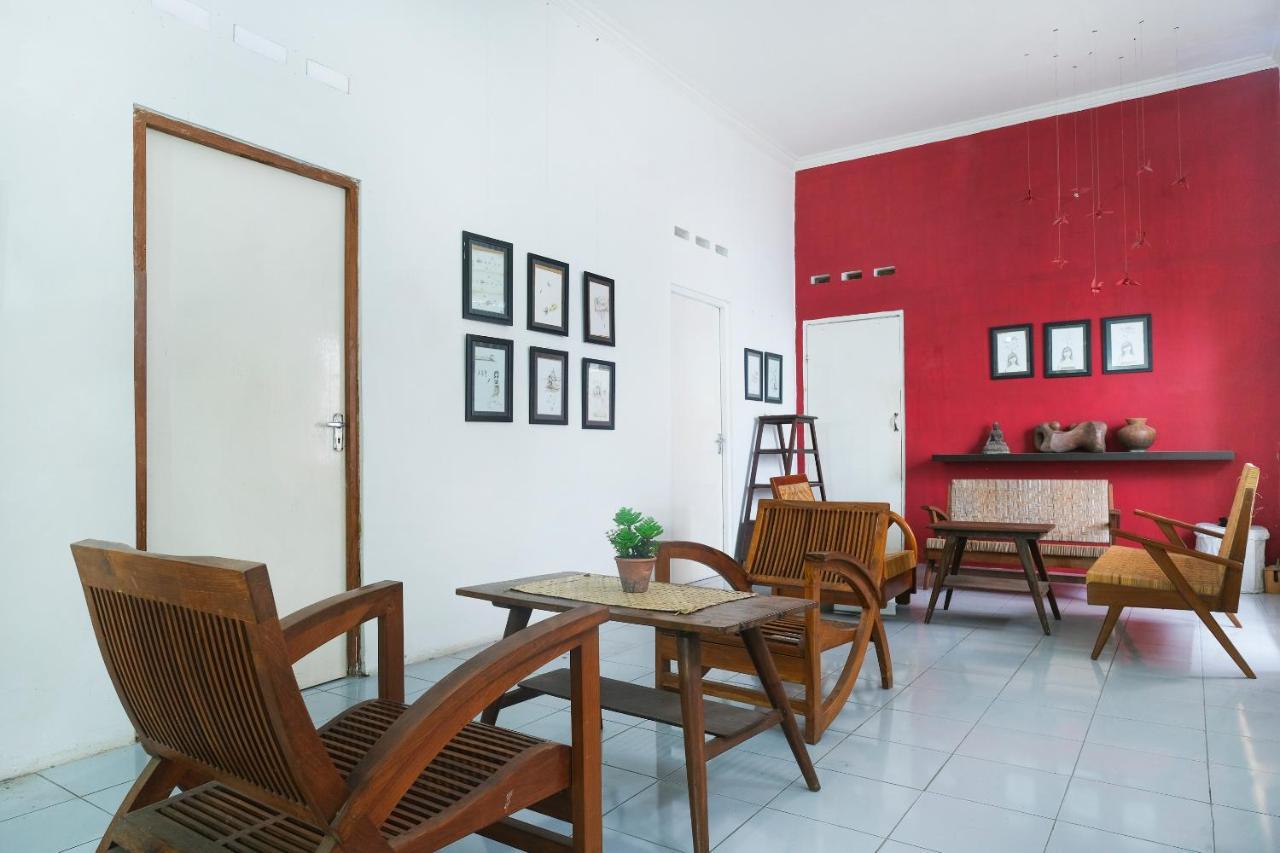 Отель Oyo 287 Rumah Eyang Near Rsud Kota Джокьякарта Экстерьер фото