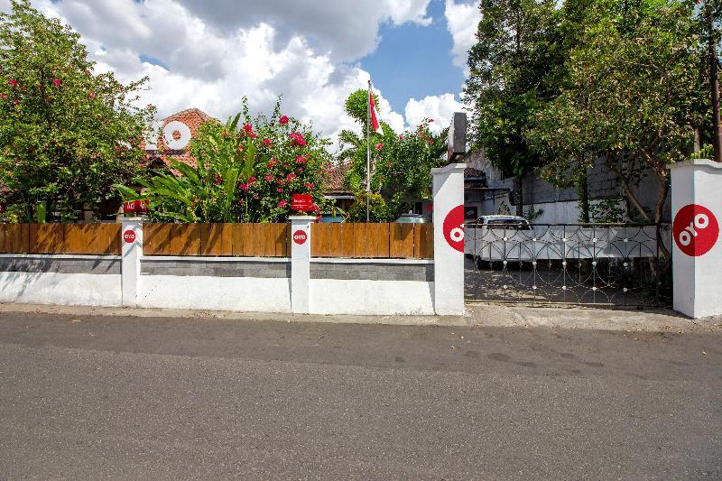 Отель Oyo 287 Rumah Eyang Near Rsud Kota Джокьякарта Экстерьер фото