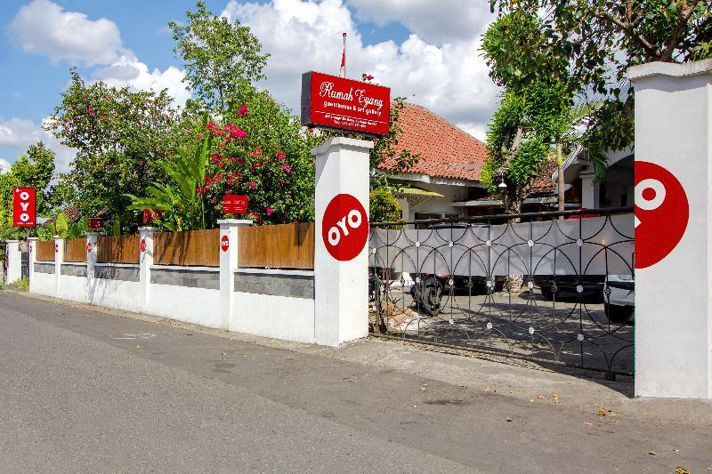 Отель Oyo 287 Rumah Eyang Near Rsud Kota Джокьякарта Экстерьер фото