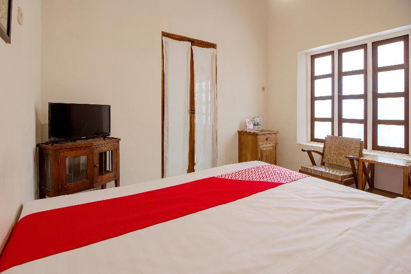 Отель Oyo 287 Rumah Eyang Near Rsud Kota Джокьякарта Экстерьер фото